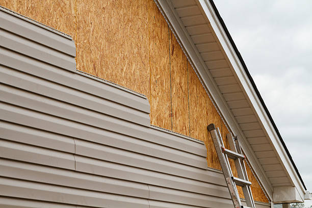 Professional Siding Installation technician working in Clarendon Hills, IL